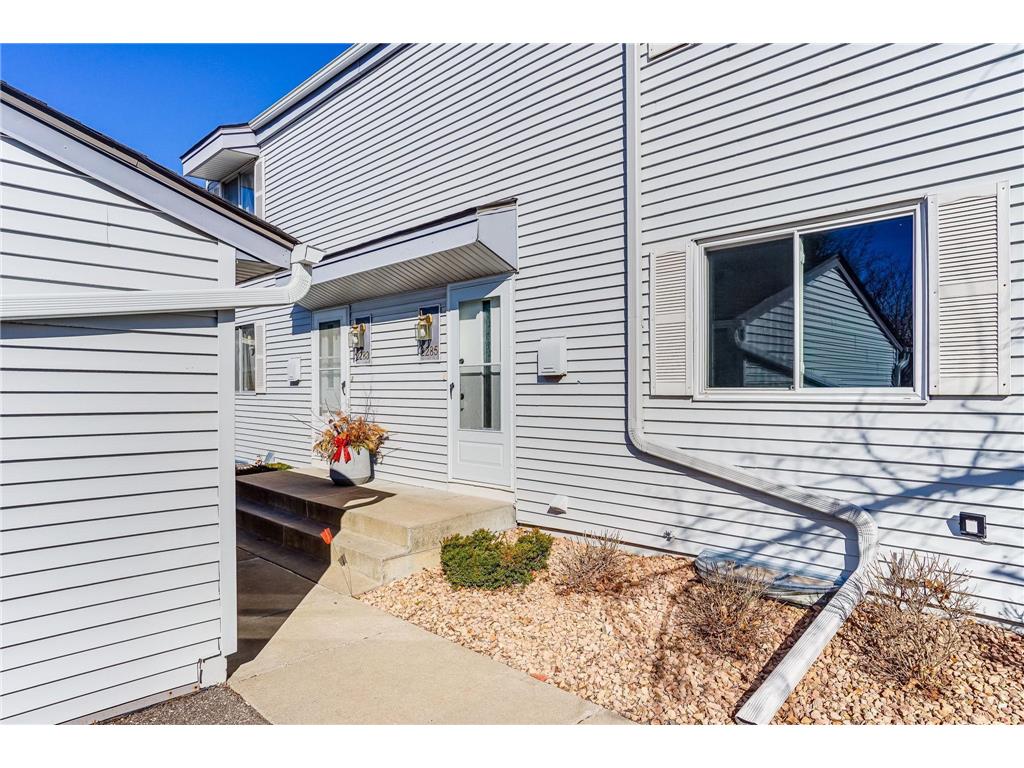 2285 Pond Avenue E Maplewood MN 55119 6686668 image1