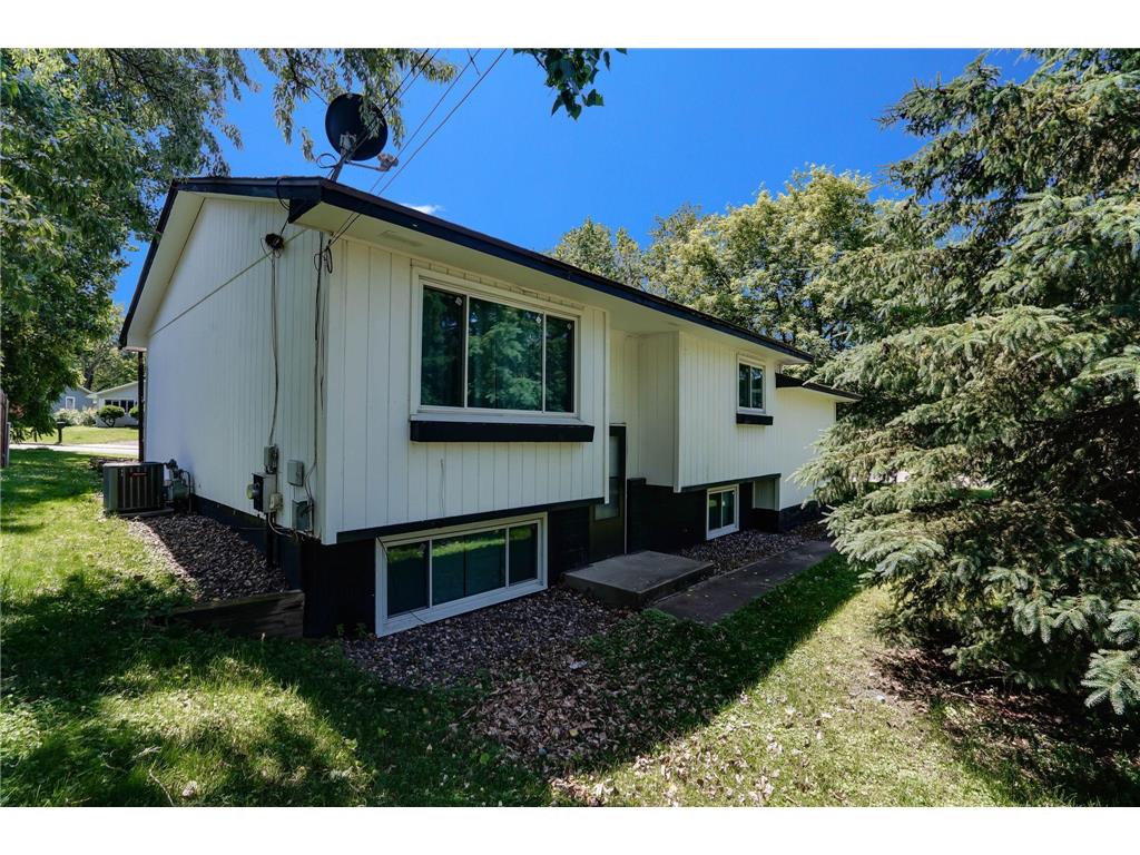 2302 7th Avenue E North Saint Paul MN 55109 6743778 image1