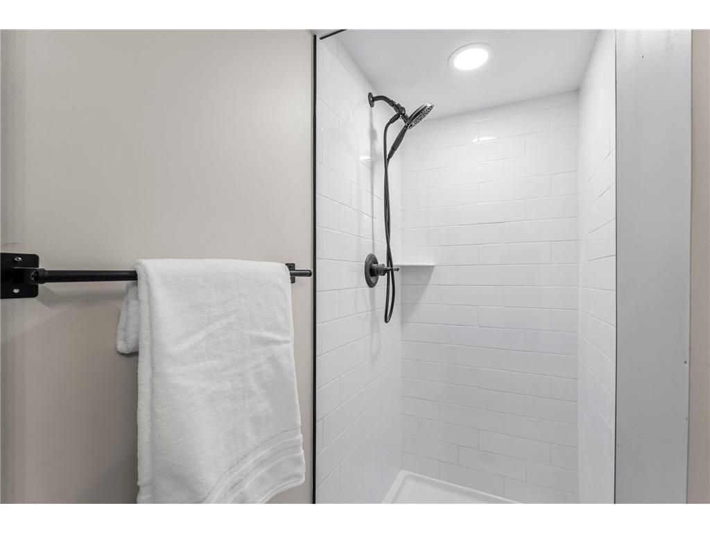 2320 Humboldt Avenue S Minneapolis MN 55405 7081518 image100
