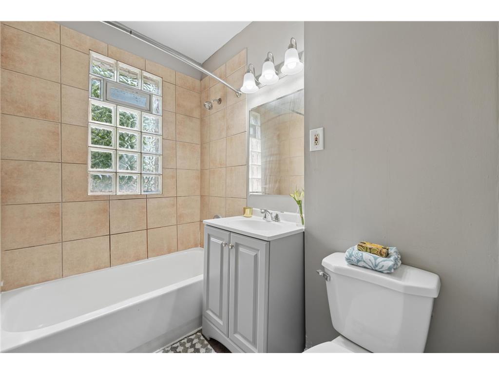 2328 Sheridan Avenue N Minneapolis MN 55411 7082364 image19