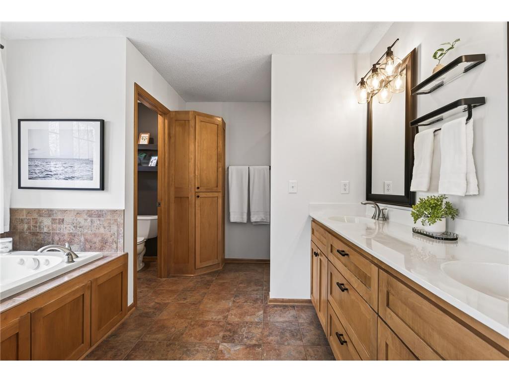 2344 Fieldstone Curve Woodbury MN 55129 7058772 image28