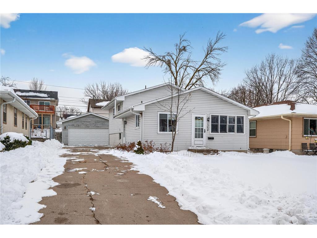 2354 Burke Avenue E North Saint Paul MN 55109 7038119 image1