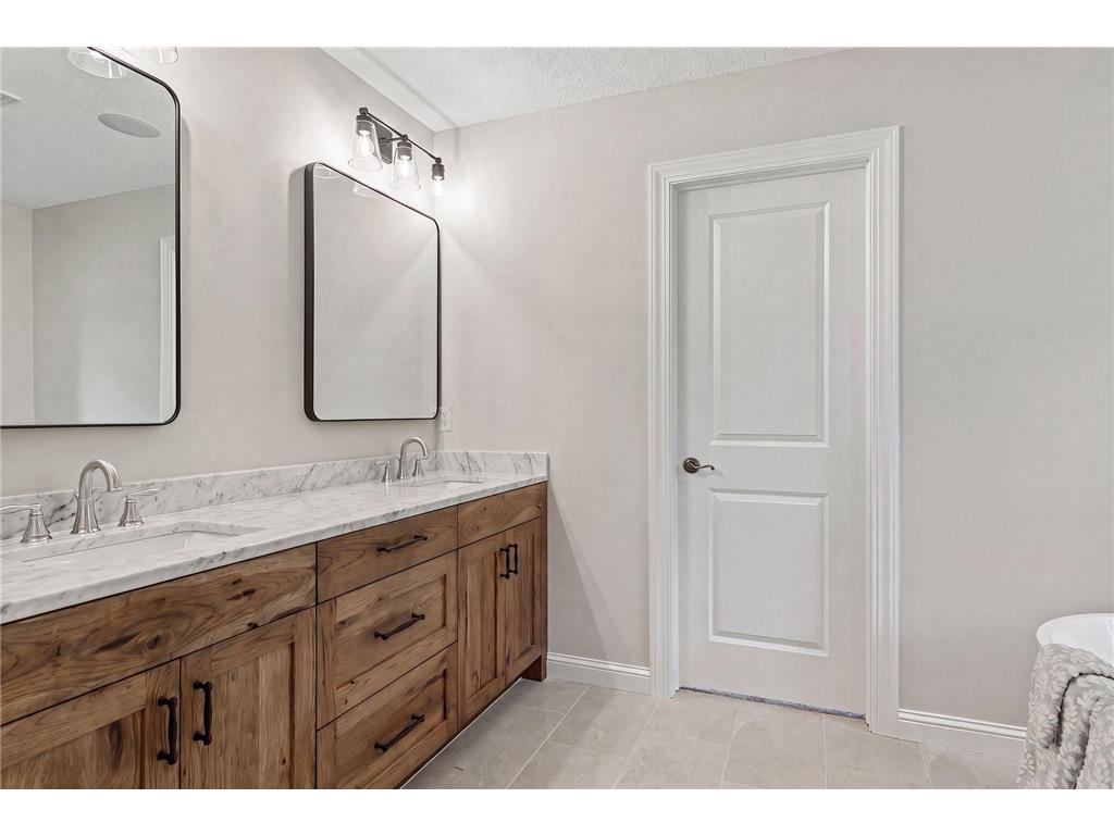 2404 Fieldstone Curve Woodbury MN 55129 7099487 image35