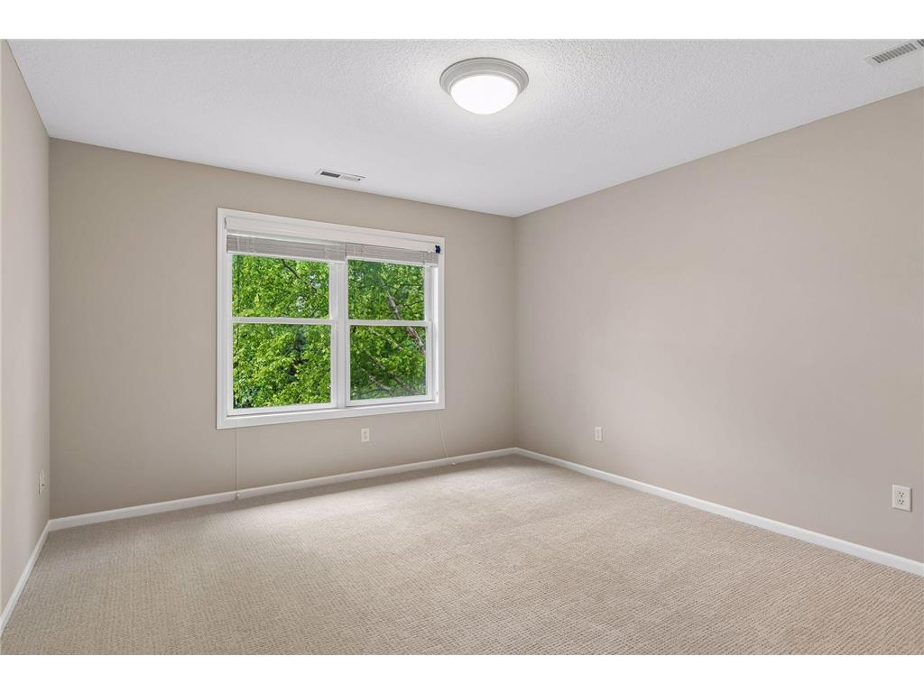 2404 Fieldstone Curve Woodbury MN 55129 7099487 image40