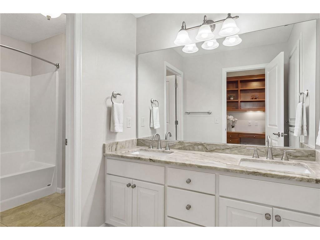 2404 Fieldstone Curve Woodbury MN 55129 7099487 image46