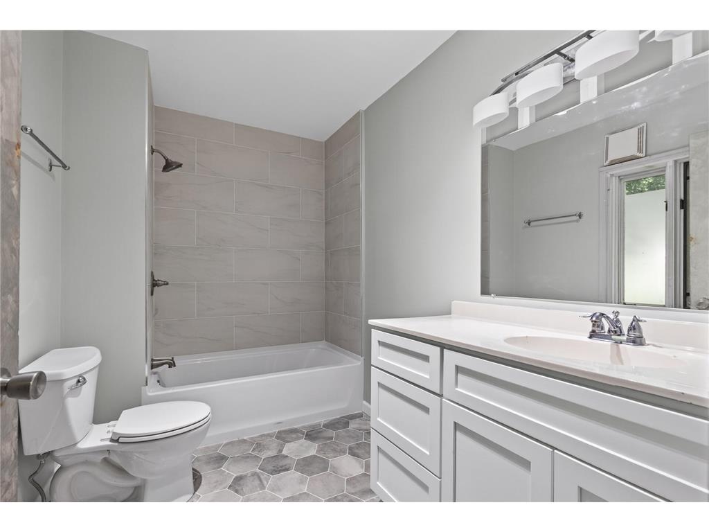 242 Penn Avenue N Minneapolis MN 55405 7075078 image14