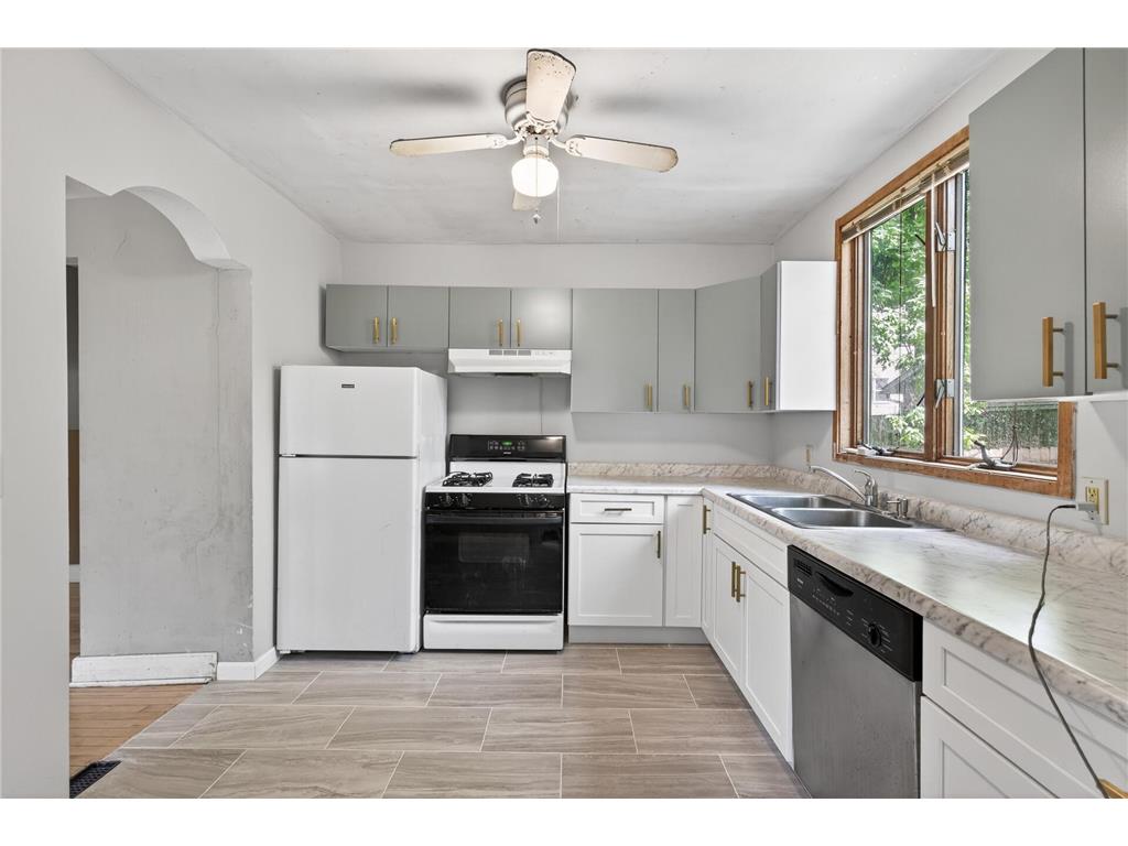 242 Penn Avenue N Minneapolis MN 55405 7075078 image16