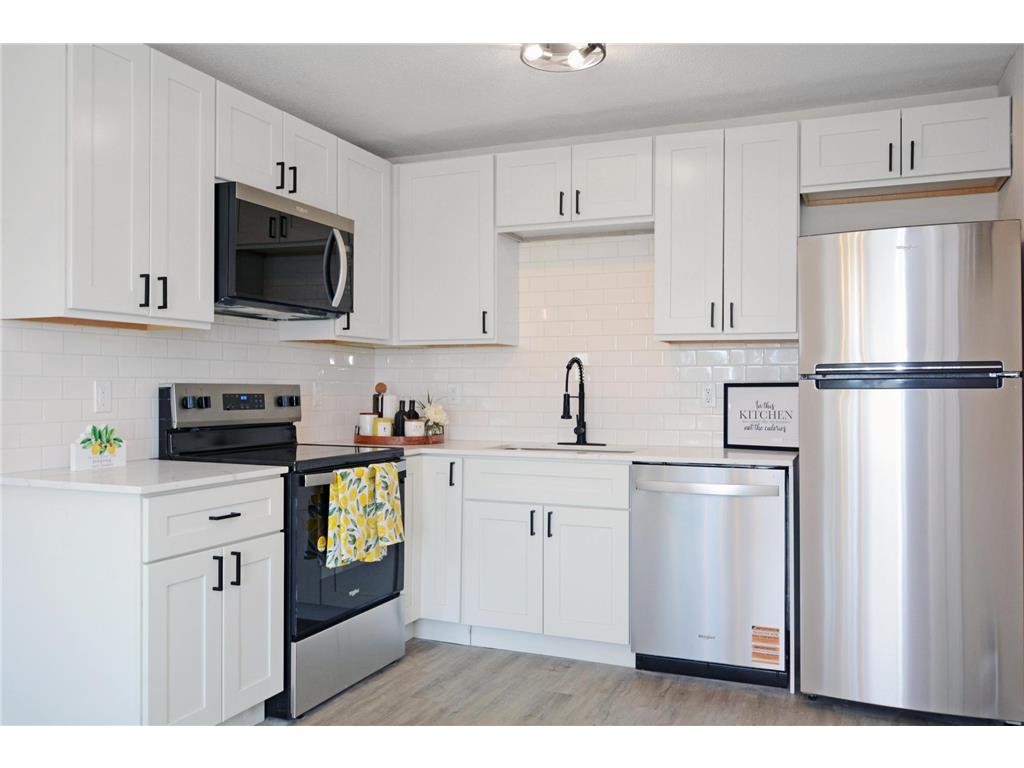 243 Cedar Lake Road N Minneapolis MN 55405 6711059 image1