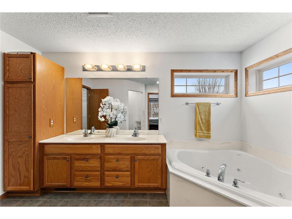 2430 Golf Drive Woodbury MN 55129 6803919 image25