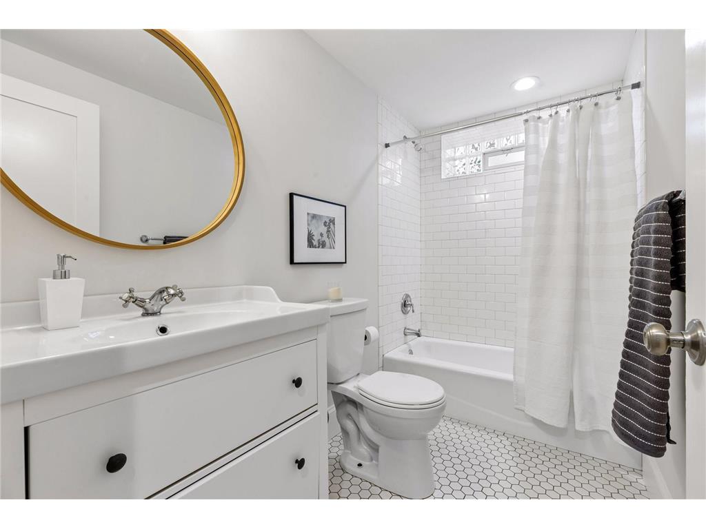 2441 Dupont Avenue S Minneapolis MN 55405 7081567 image23