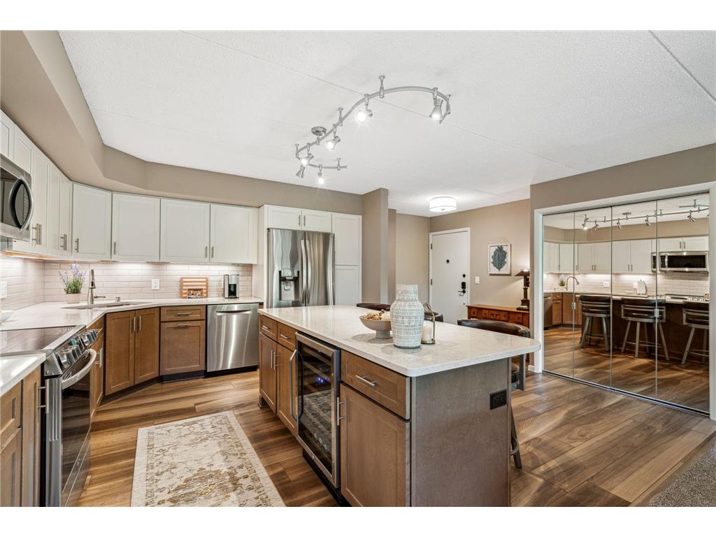 2445 Londin Lane E #401 Maplewood MN 55119 6362720 image1