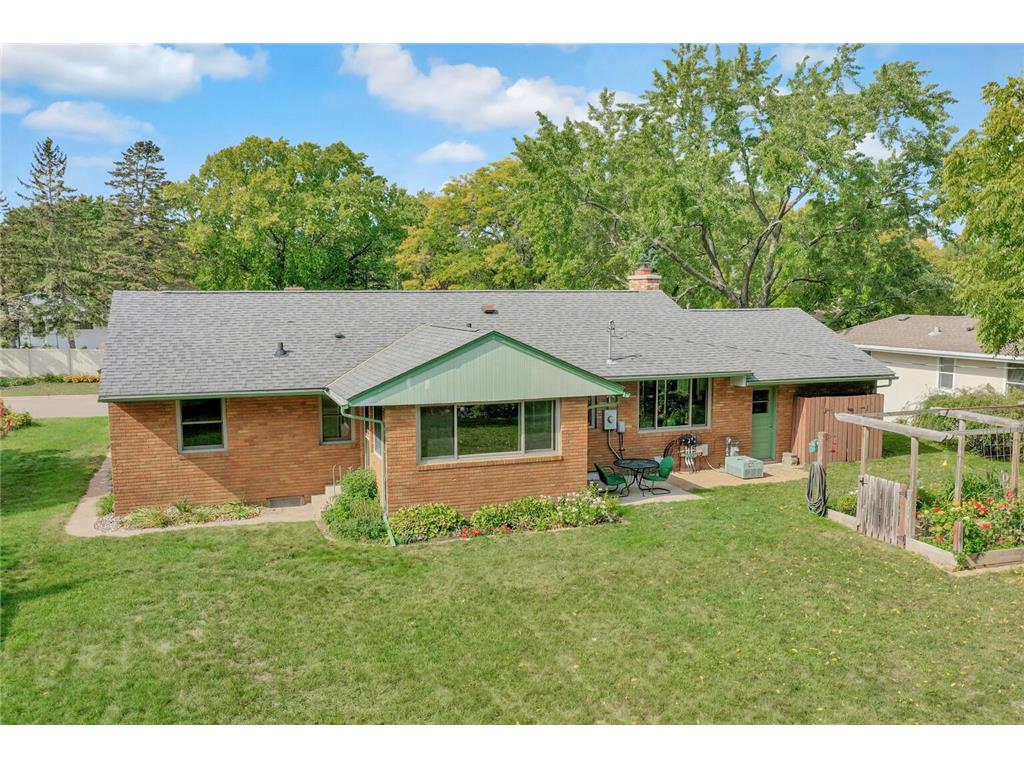 2448 Chatsworth Street N Roseville MN 55113 6427413 image1