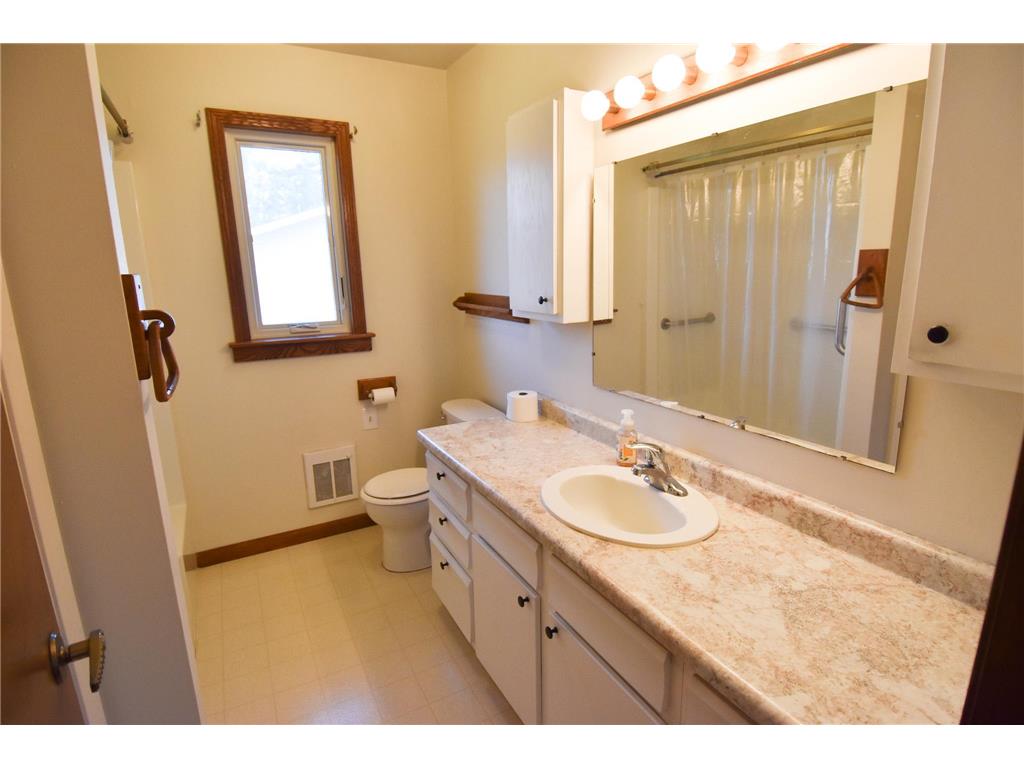 245 E Pleasant Avenue Warren MN 56762 7066635 image11
