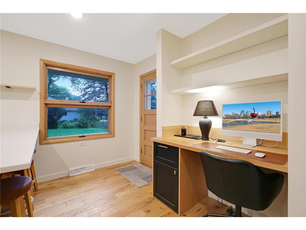 2451 Holton Street Roseville MN 55113 7063405 image14