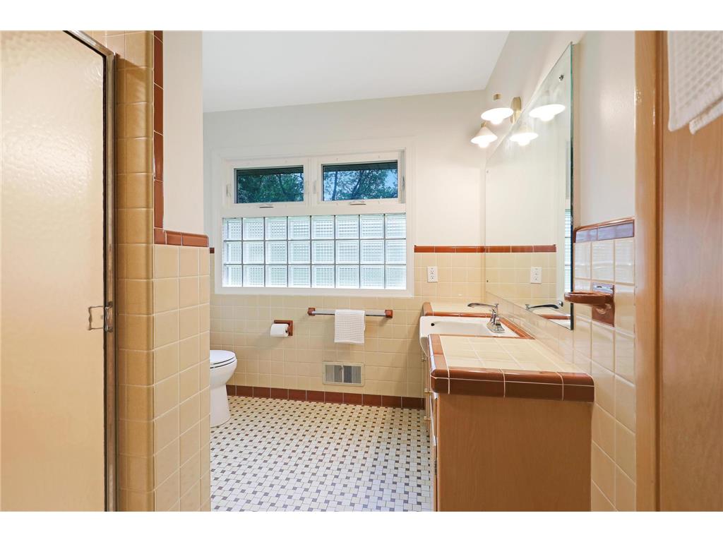 2451 Holton Street Roseville MN 55113 7063405 image18