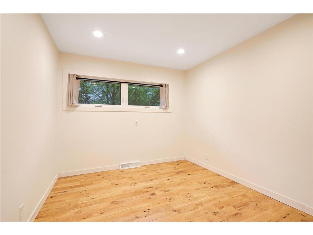 2451 Holton Street Roseville MN 55113 7063405 image20