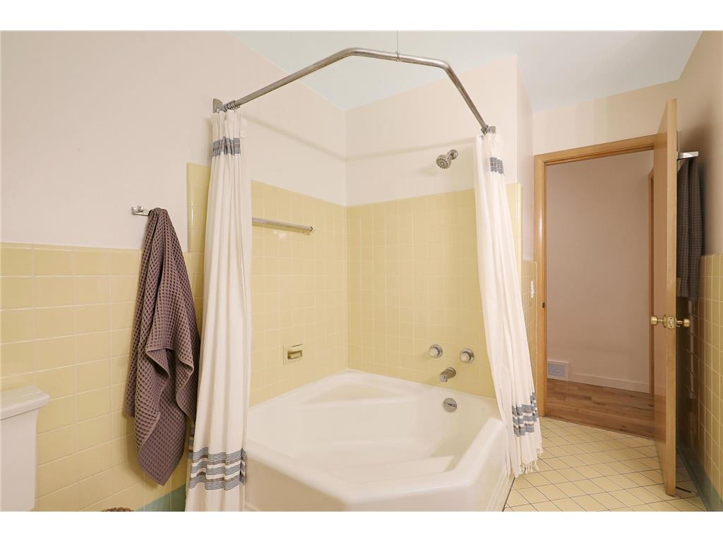 2451 Holton Street Roseville MN 55113 7063405 image23