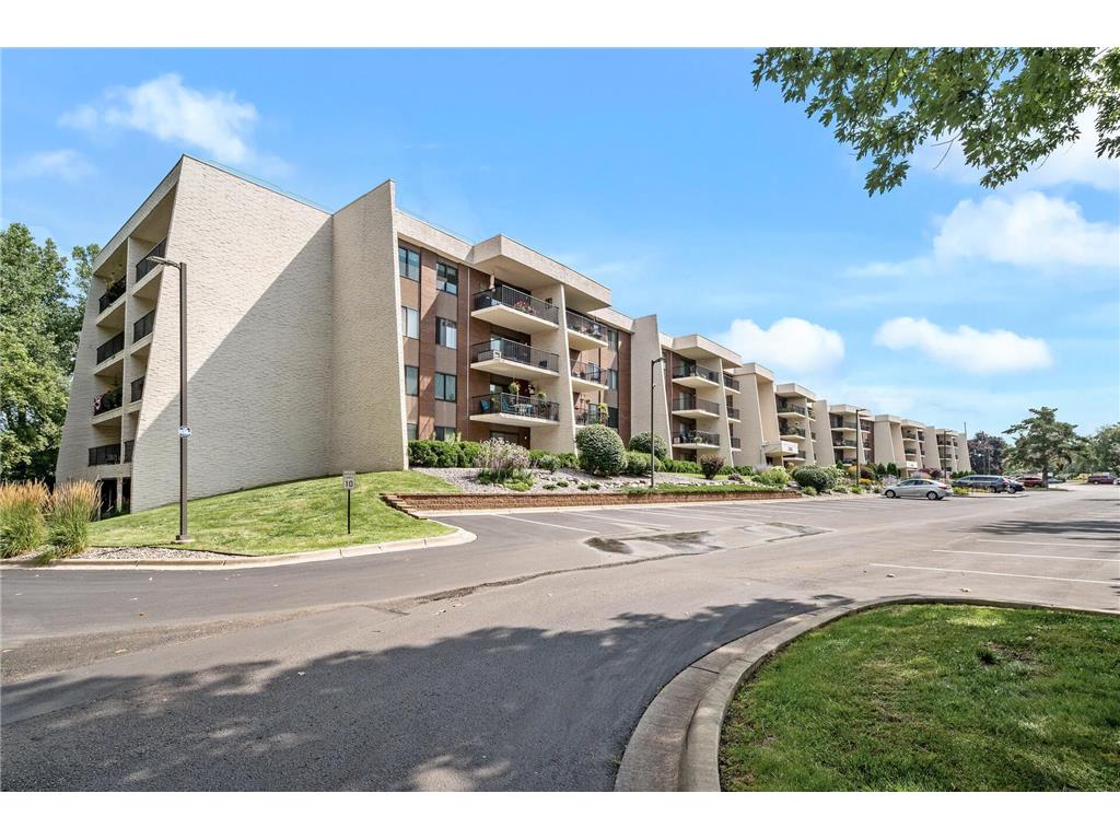 2455 Londin Lane E #323 Maplewood MN 55119 6405319 image1