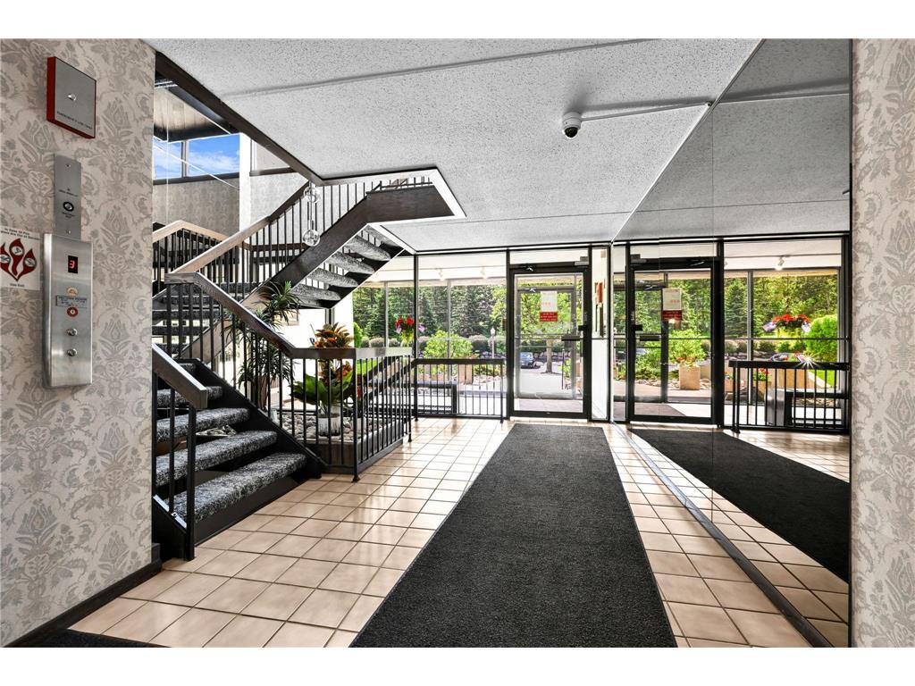 2465 Londin Lane E #106 Maplewood MN 55119 7076868 image3