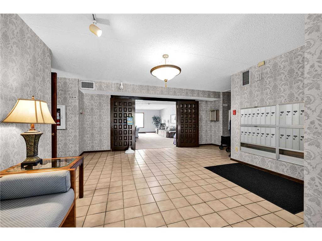 2465 Londin Lane E #106 Maplewood MN 55119 7076868 image4