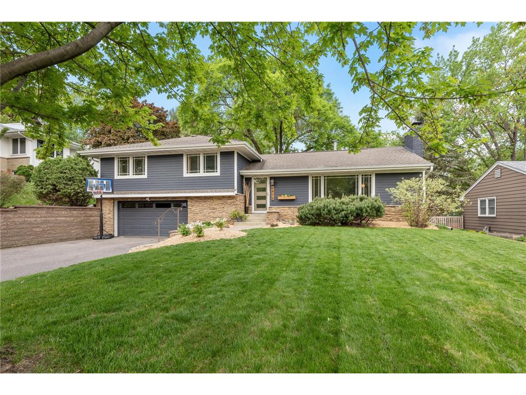 2475 Chatsworth Street N Roseville MN 55113 - Bennett 6371357 image1