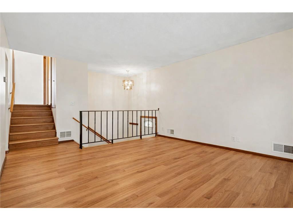2489 Woodbridge Street Roseville MN 55113 7044245 image4