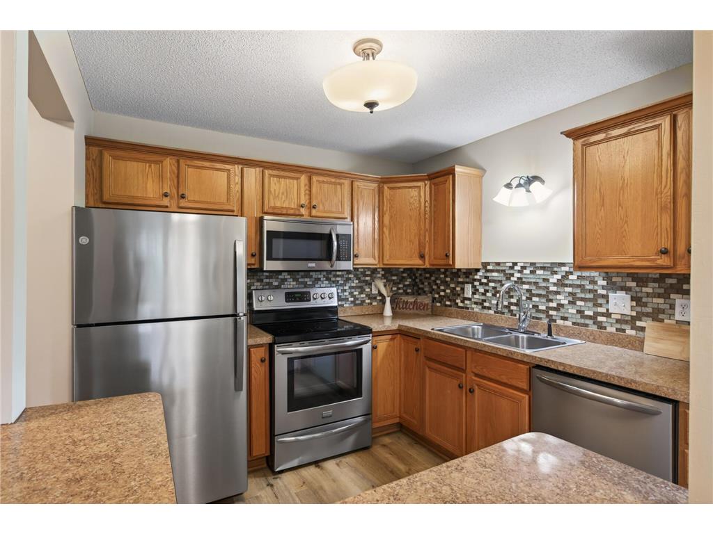 2496 County Road C2 W #101 Roseville MN 55113 7050652 image1