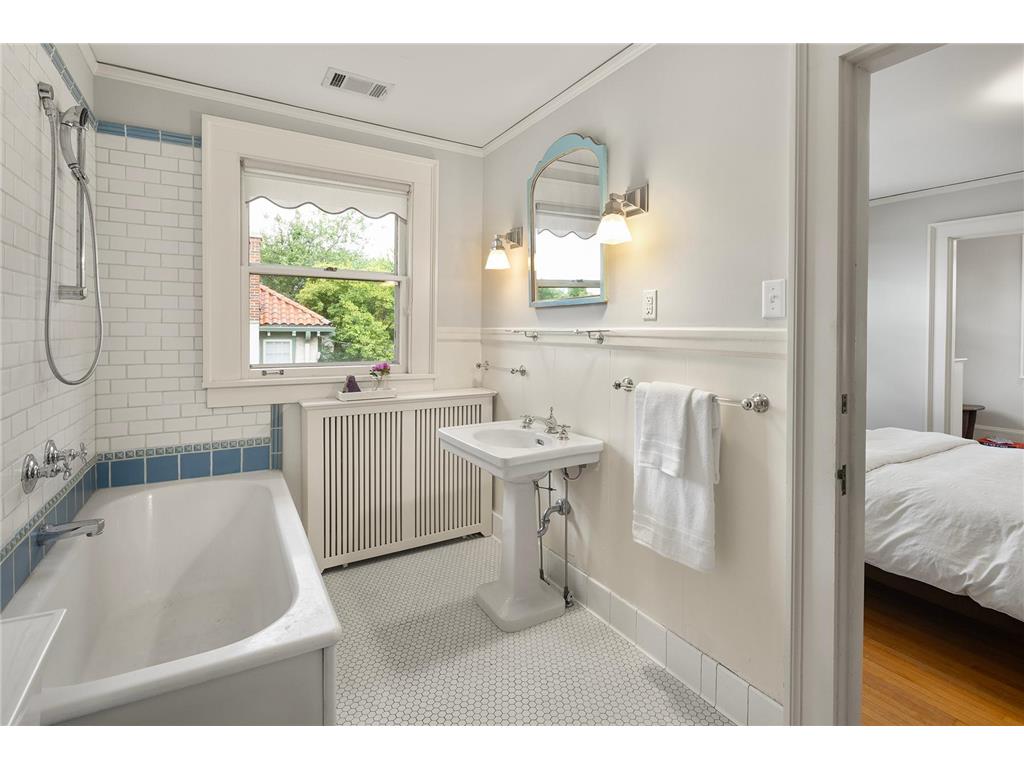 2554 W Lake Of The Isles Parkway Minneapolis MN 55405 - Lake of the Isles 6810636 image32