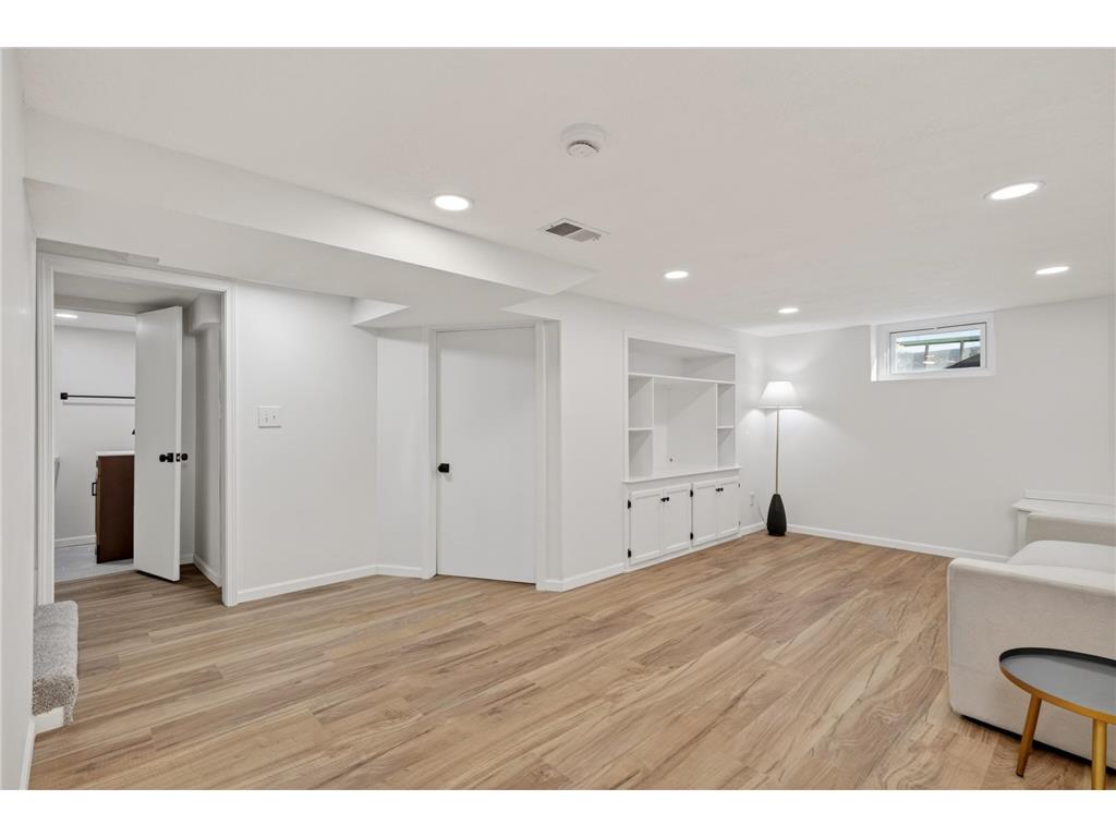 2561 Harvester Avenue E Maplewood MN 55119 7018012 image18