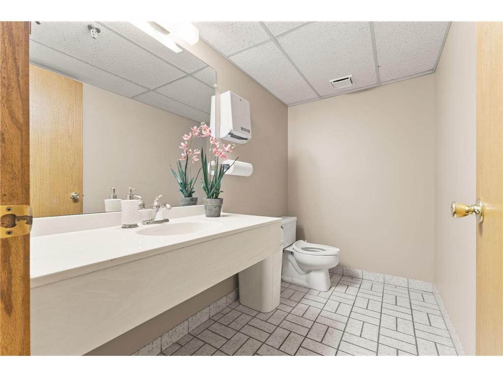2575 Hamline Avenue N Roseville MN 55113 7028909 image10