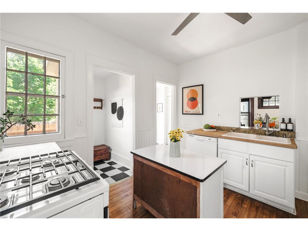 2645 Pleasant Avenue Minneapolis MN 55408 7082727 image16