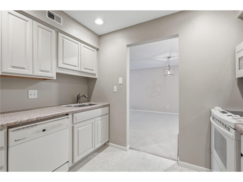 2670 Oxford Street N #202 Roseville MN 55113 7007158 image10