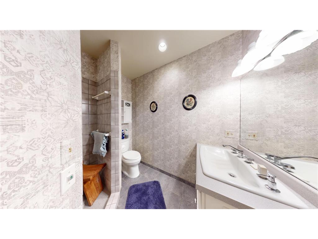 2704 Campus Lane Albert Lea MN 56007 - White 6715116 image32