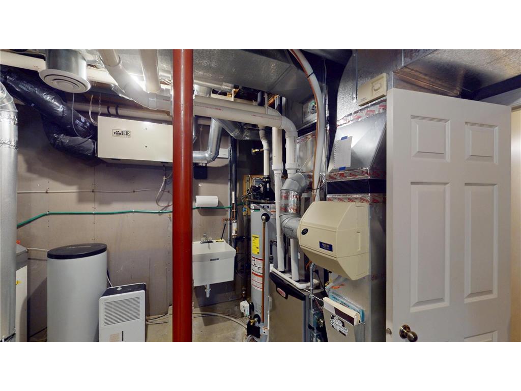 2704 Campus Lane Albert Lea MN 56007 - White 6715116 image34