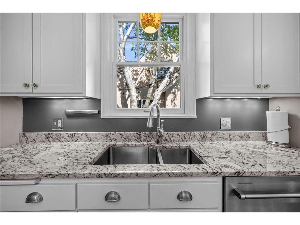 2708 Victory Memorial Drive Minneapolis MN 55412 7080072 image11
