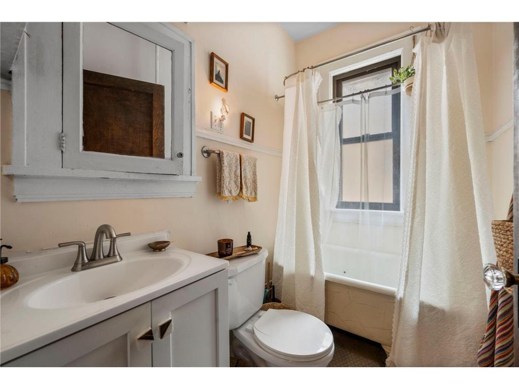 2870 & 2876 & 2882 Humboldt Avenue S Minneapolis MN 55408 7107359 image34