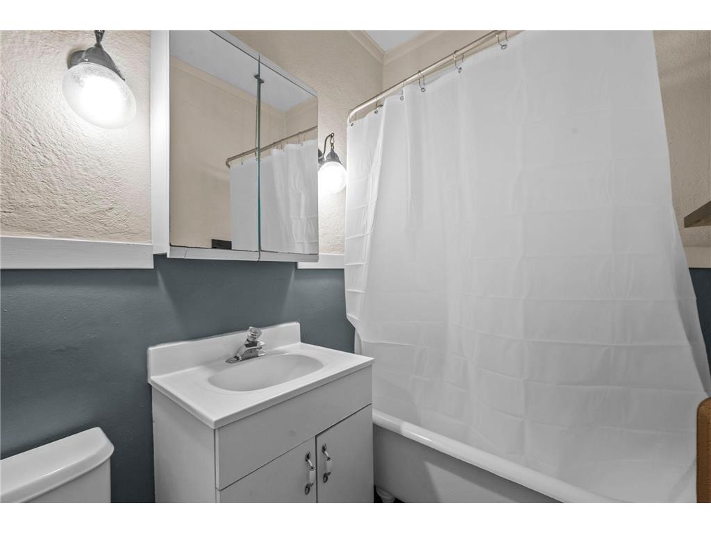 2870 & 2876 & 2882 Humboldt Avenue S Minneapolis MN 55408 7107359 image57