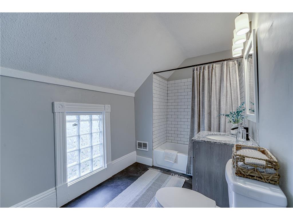 2954 Queen Avenue N Minneapolis MN 55411 7099422 image28