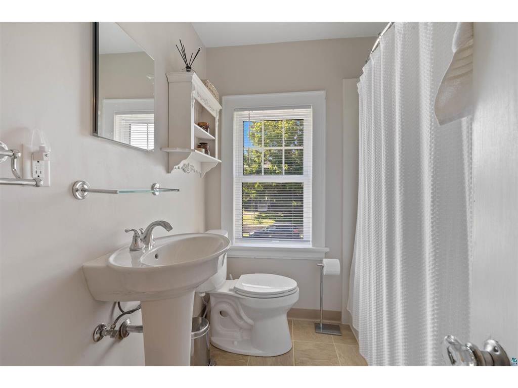 3 E College Street Duluth MN 55812 7097627 image16