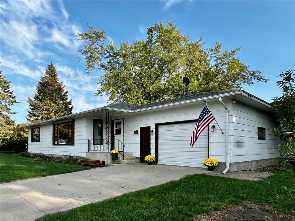 300 W 4th Street, Hanska, MN 56041 MLS 6257139 Edina Realty