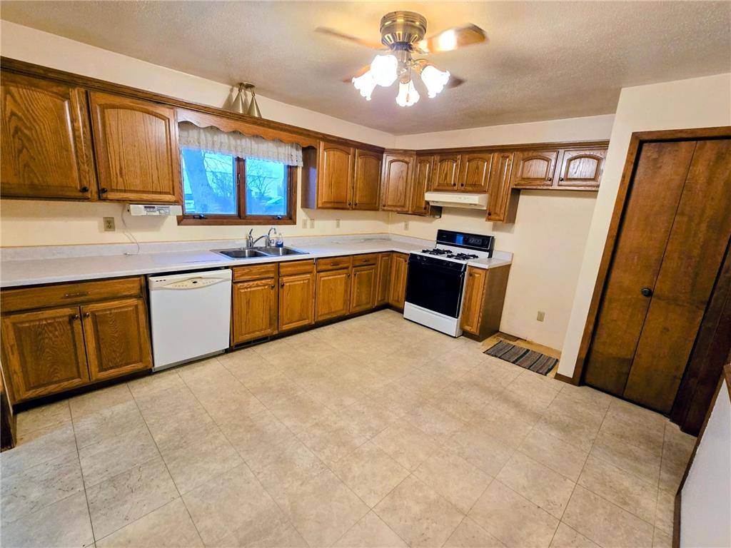 302 8th Avenue NW Pipestone MN 56164 7033823 image3