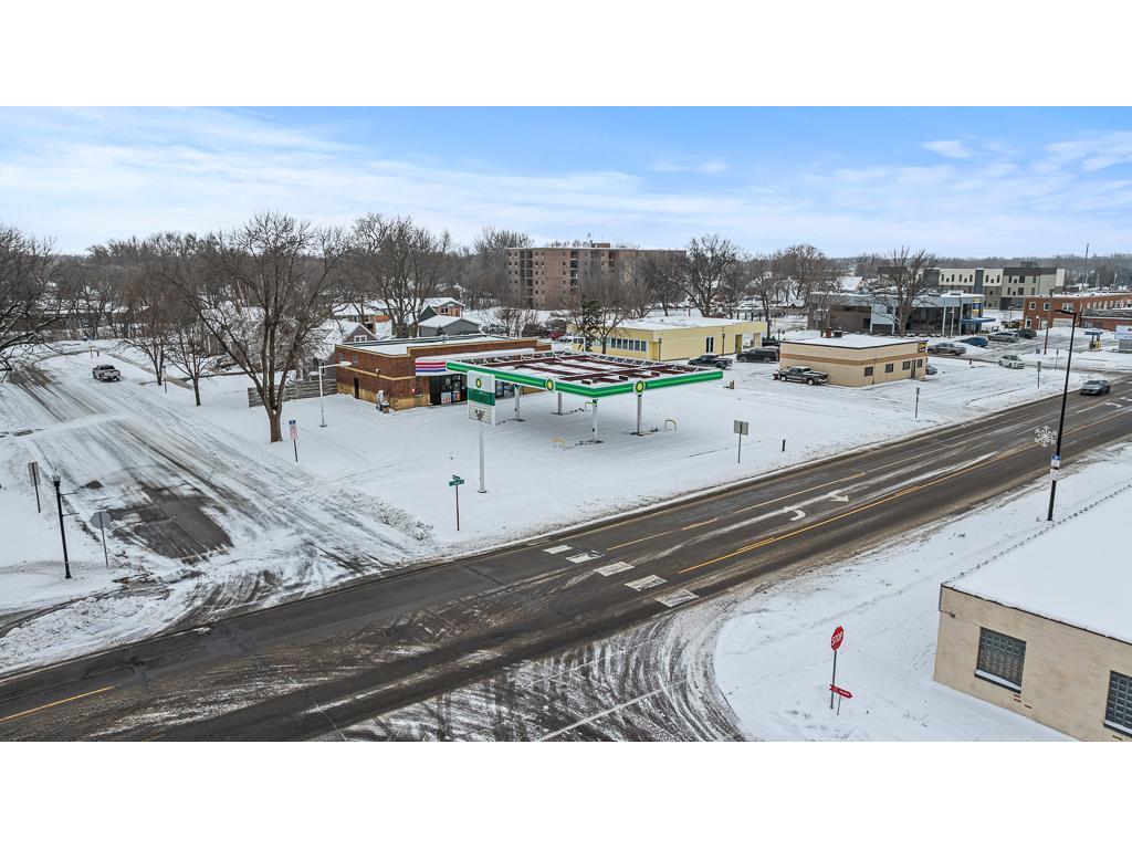 304 E College Drive Marshall MN 56258 6824657 image1