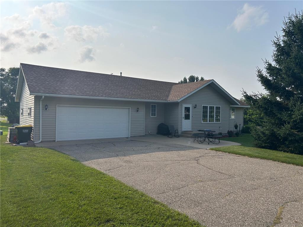 308 SW Quince St New London MN 56273 6770270 image1