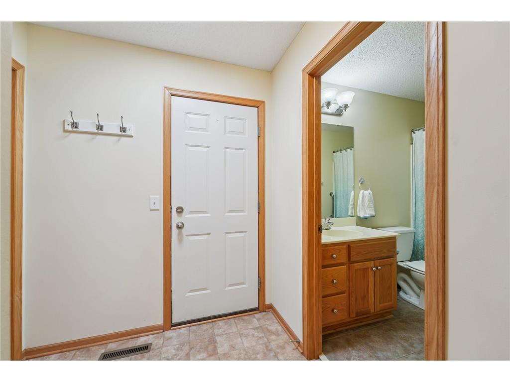 3084 Chisholm Court N Maplewood MN 55109 7012966 image24