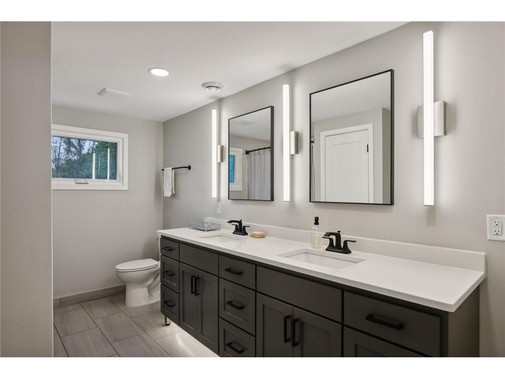 3098 Victoria Street N Roseville MN 55113 7021823 image30