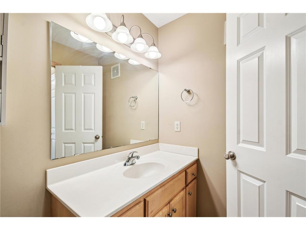 3114 Frontier Drive Woodbury MN 55129 6814071 image32