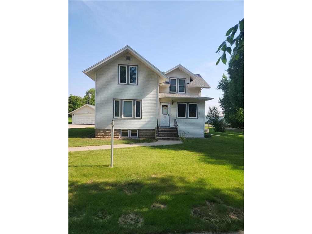 313 E 2nd Street Hills MN 56138 6733340 image1