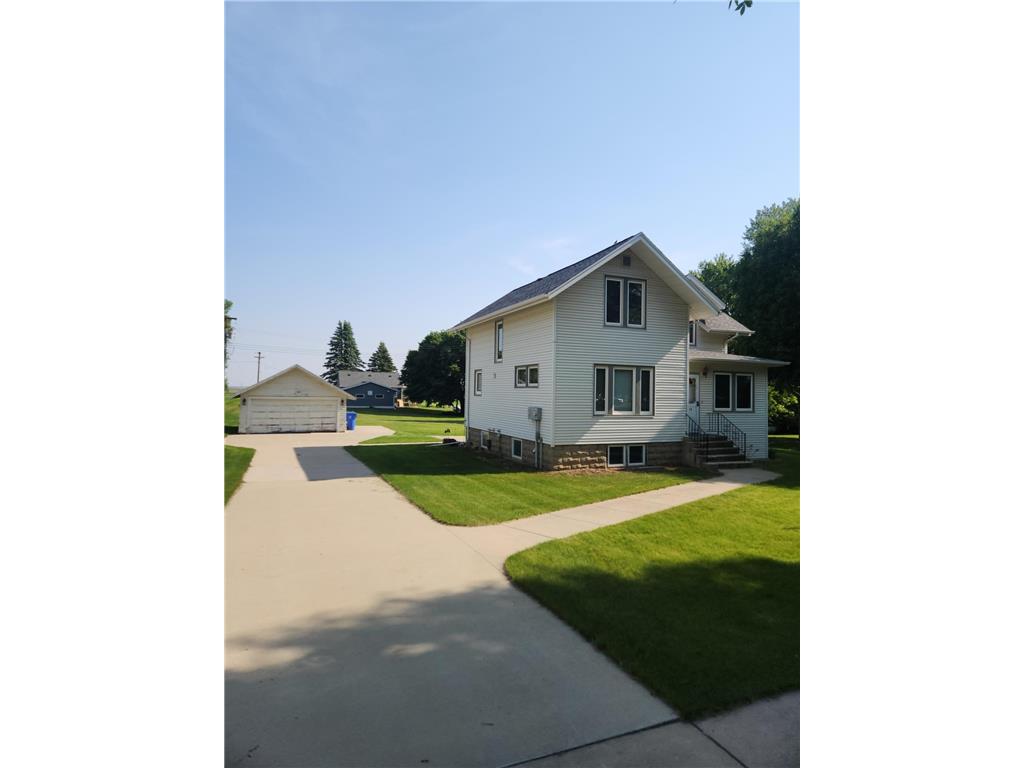 313 E 2nd Street Hills MN 56138 6733340 image3