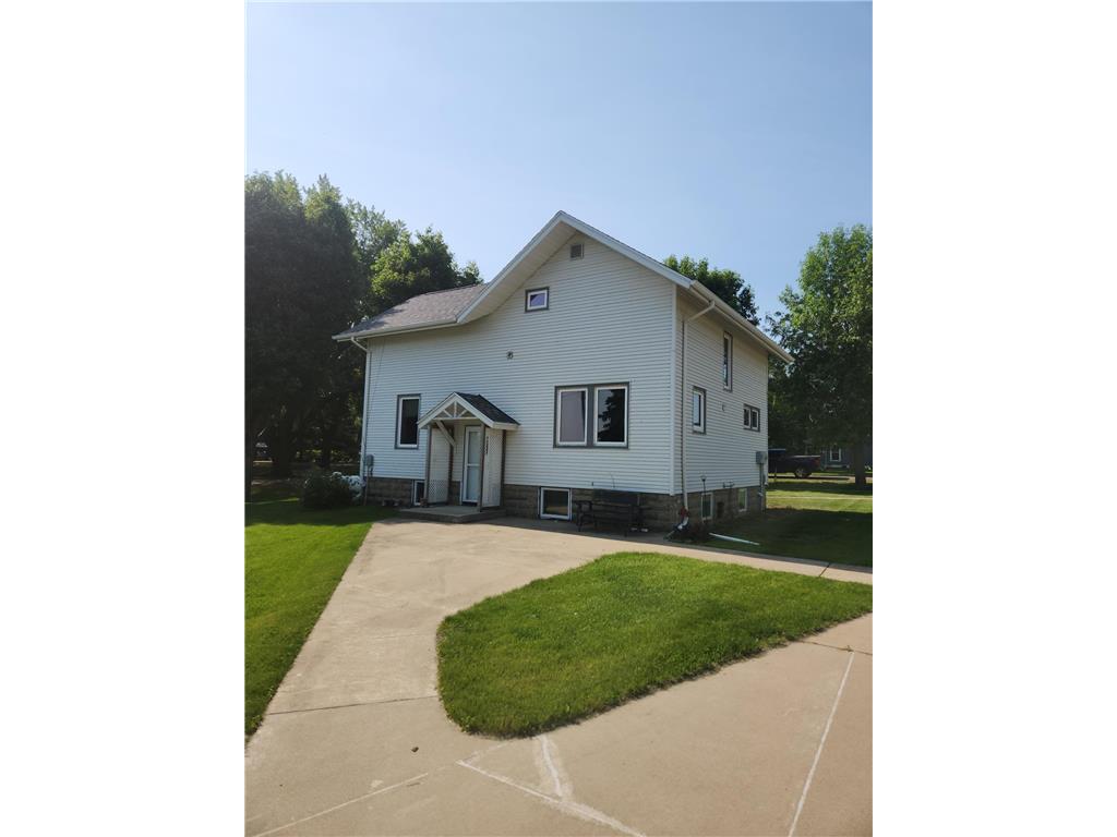 313 E 2nd Street Hills MN 56138 6733340 image4