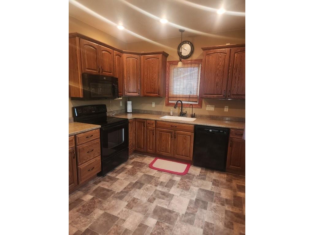 313 E 2nd Street Hills MN 56138 6733340 image5